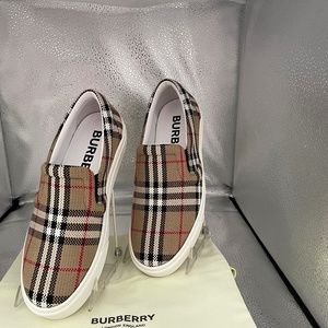 Burberry size 9 1/2 slippers